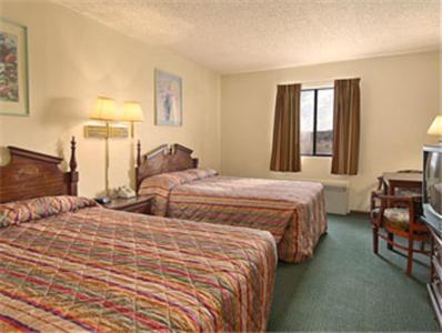 Super 8 By Wyndham Gallup Room photo