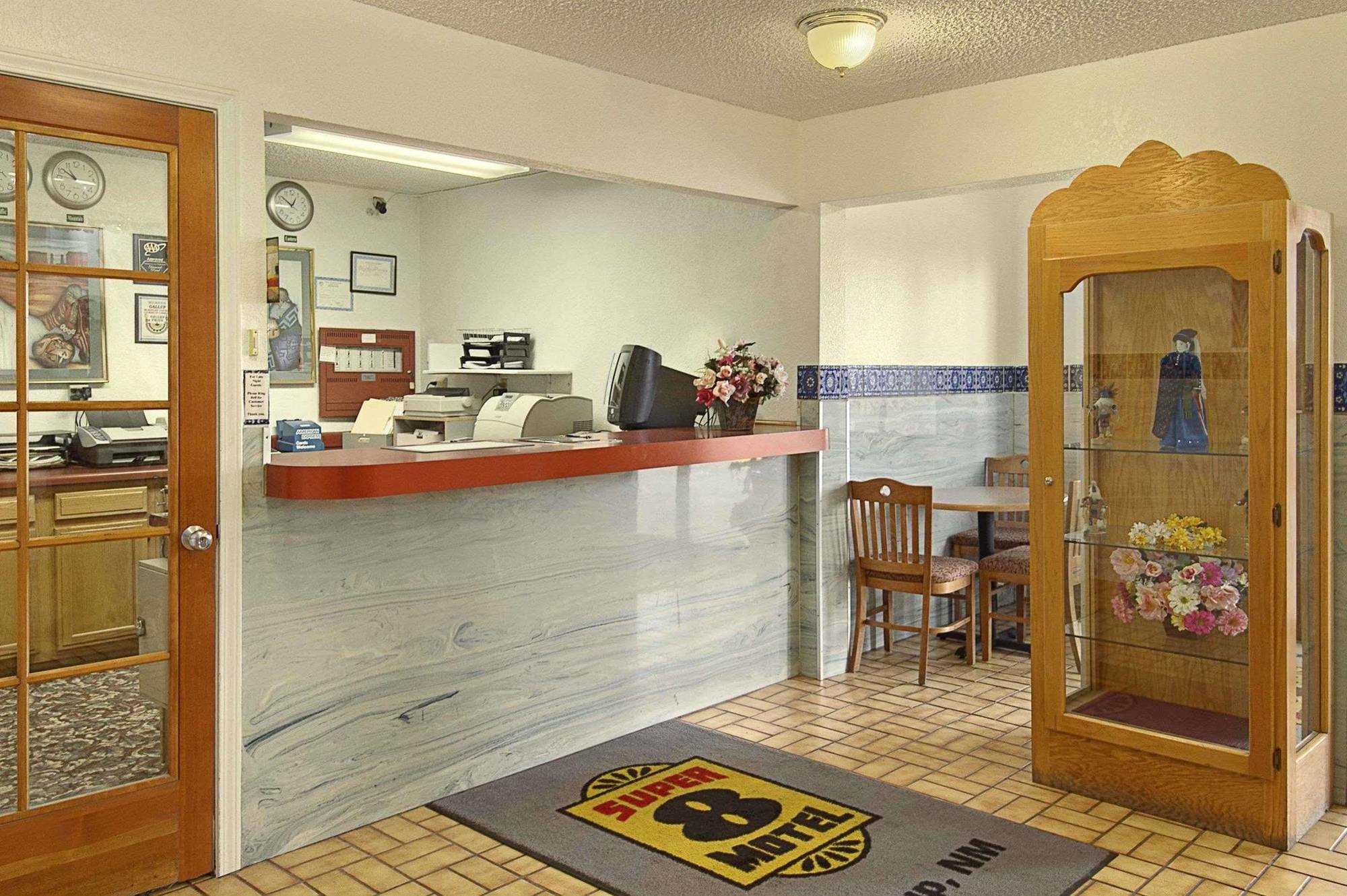 Super 8 By Wyndham Gallup Interior photo