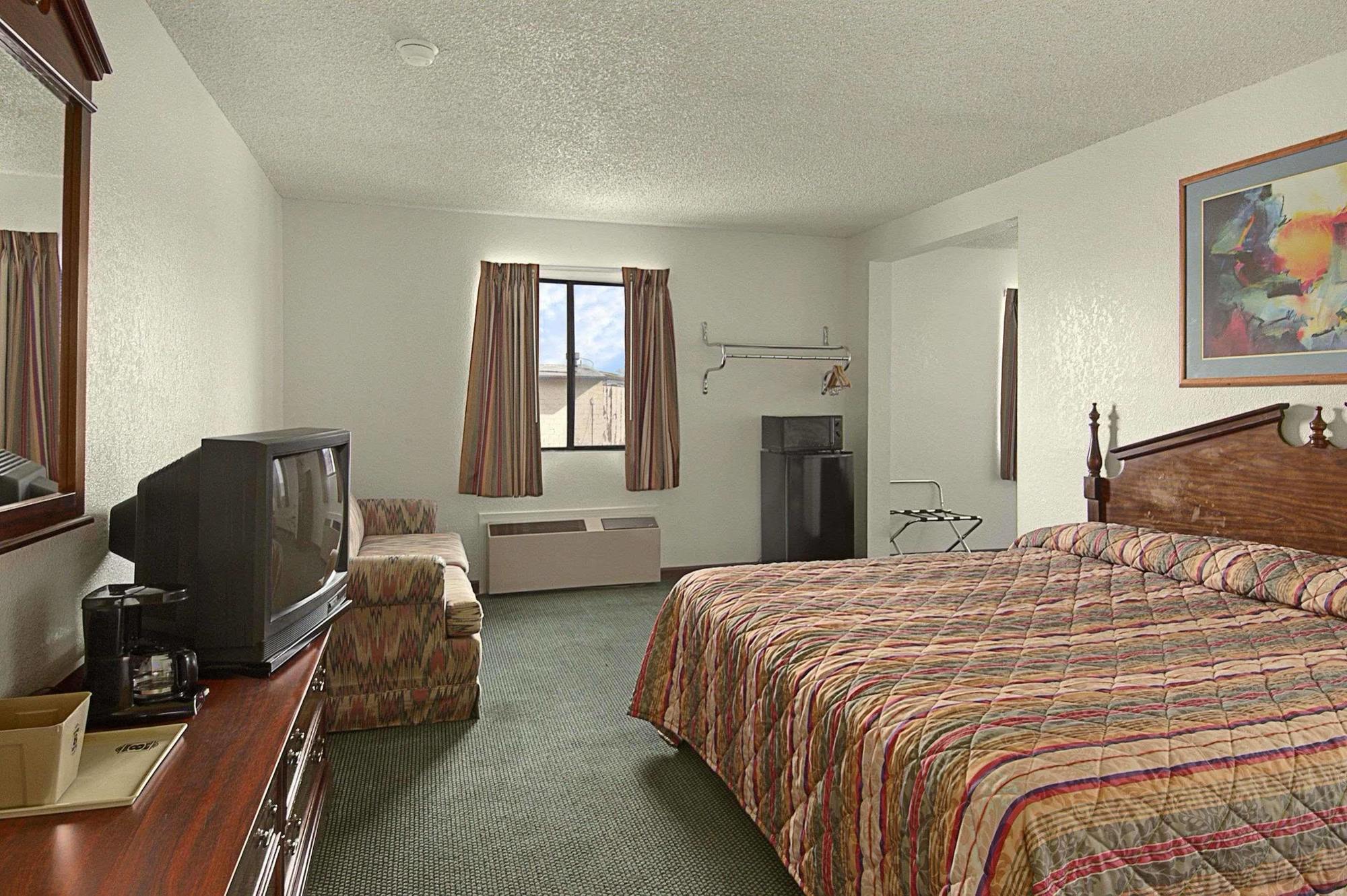 Super 8 By Wyndham Gallup Room photo